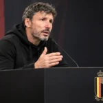 Mark van Bommel spreekt op een persconferentie van de Belgische nationale ploeg.