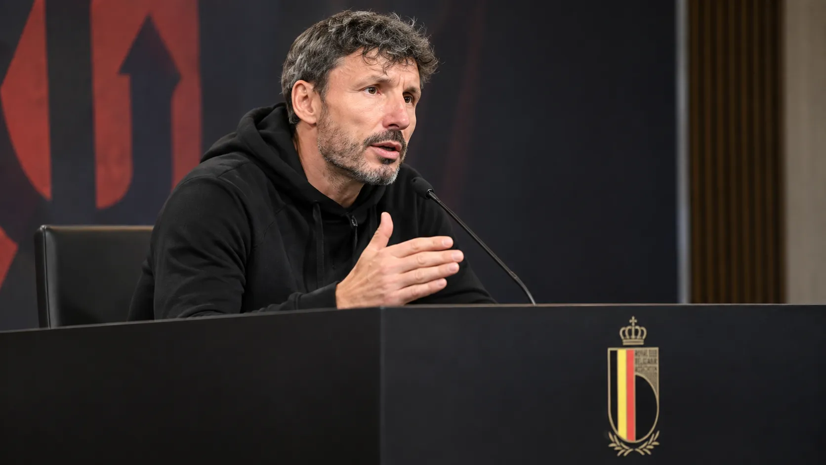 Mark van Bommel spreekt op een persconferentie van de Belgische nationale ploeg.