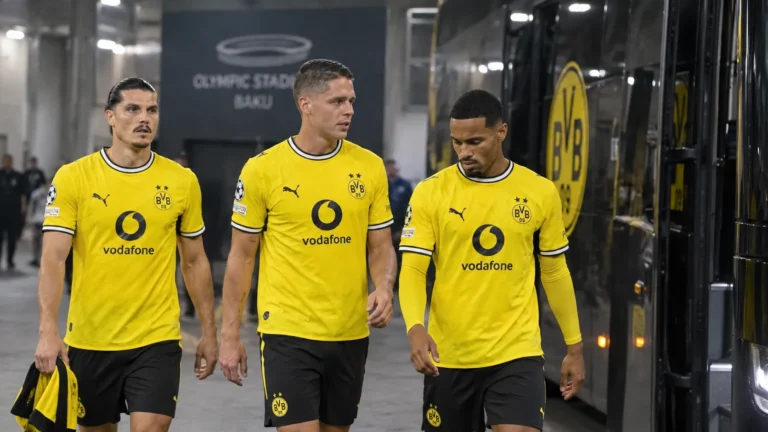 Een groep Dortmund-spelers in gele wedstrijdshirts wandelt na een match naar de spelersbus.