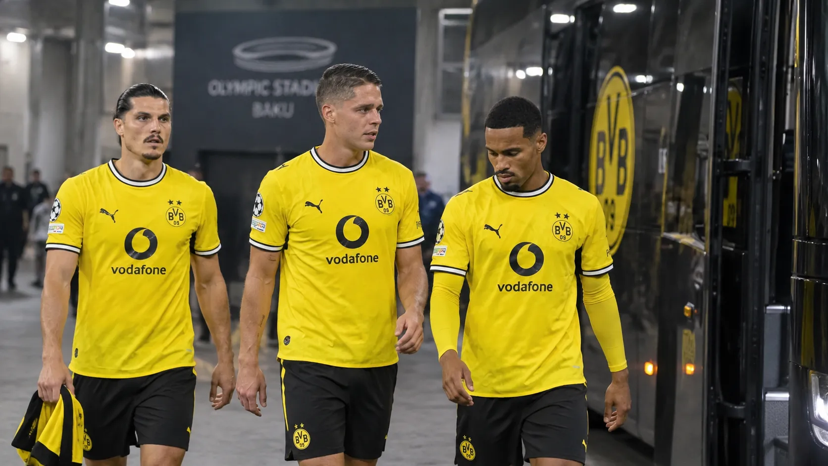 Een groep Dortmund-spelers in gele wedstrijdshirts wandelt na een match naar de spelersbus.
