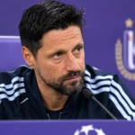Vitor Bruno luistert aandachtig tijdens een persmoment van Anderlecht.
