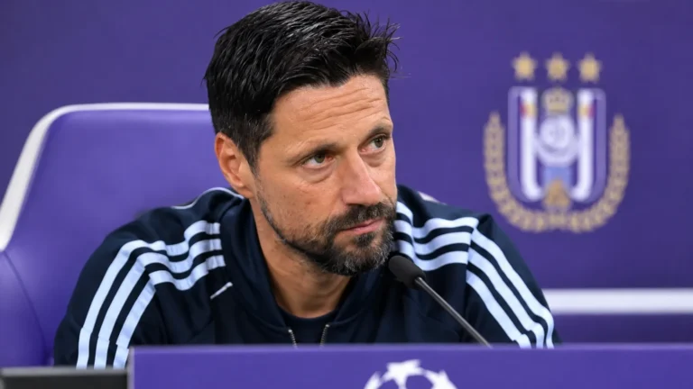 Vitor Bruno luistert aandachtig tijdens een persmoment van Anderlecht.