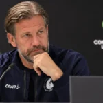 Rik De Mil in een Conference League-mediazaal voor een Europese wedstrijd.