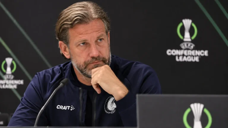 Rik De Mil in een Conference League-mediazaal voor een Europese wedstrijd.