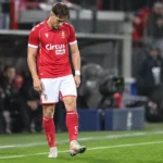 Casper Nielsen van Standard kijkt op het veld naar zijn rechtervoet.