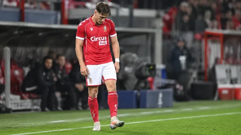 Casper Nielsen van Standard kijkt op het veld naar zijn rechtervoet.