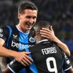 Twee spelers van Club Brugge vieren samen een doelpunt in een Champions League-wedstrijd.