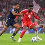 Twee spelers van Bayern München en Arsenal vechten om de bal in een Champions League-duel.