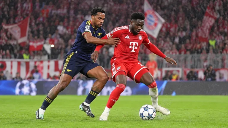 Twee spelers van Bayern München en Arsenal vechten om de bal in een Champions League-duel.