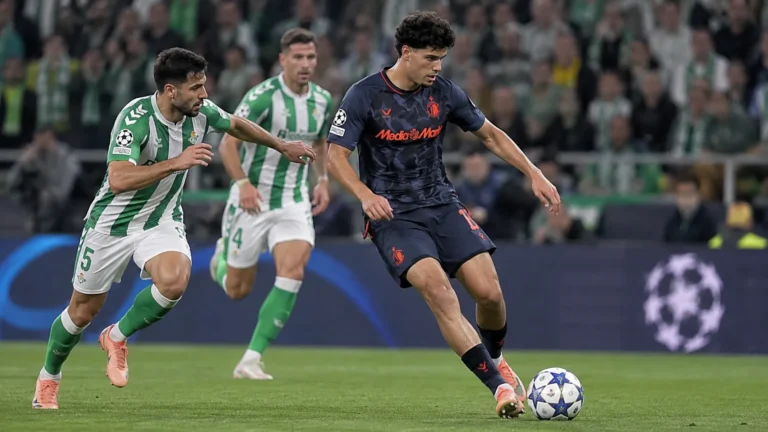 Een Feyenoord-speler in donker tenue tijdens een wedstrijdmoment tegen Real Betis.