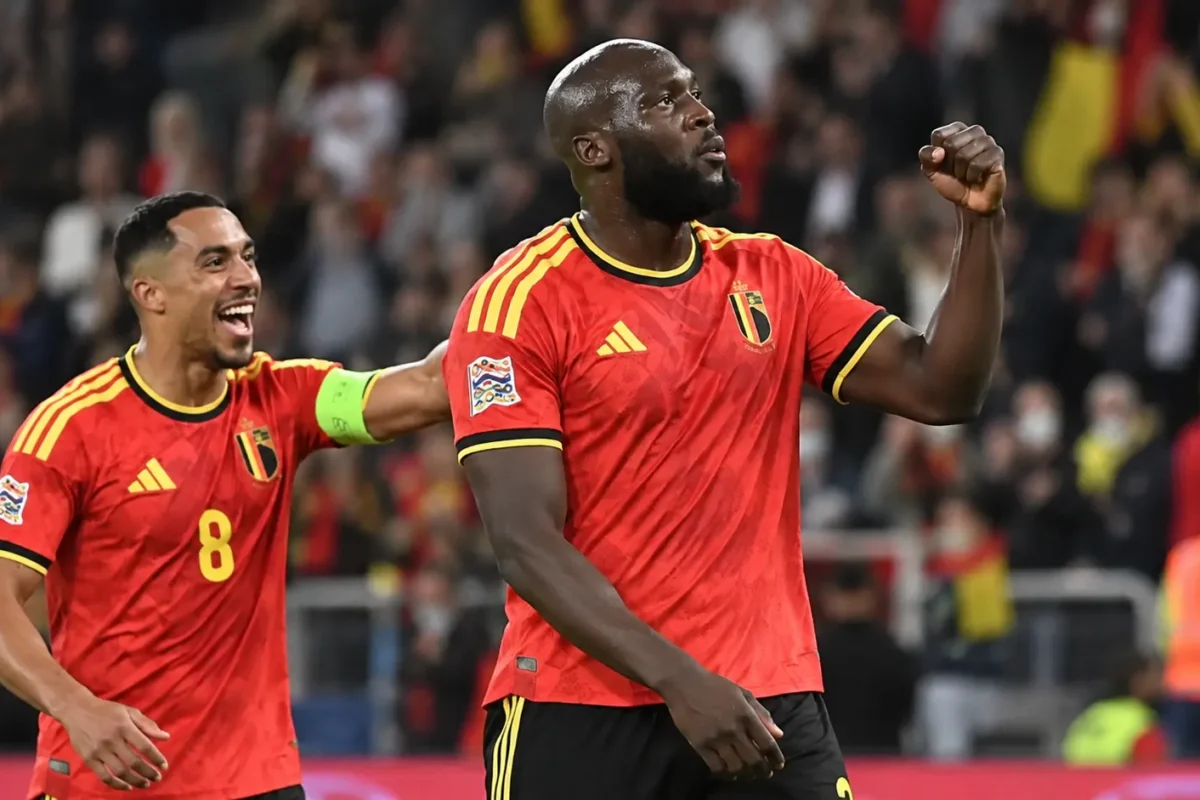 Romelu Lukaku viert op het veld in een rood Belgisch shirt naast een ploegmaat.
