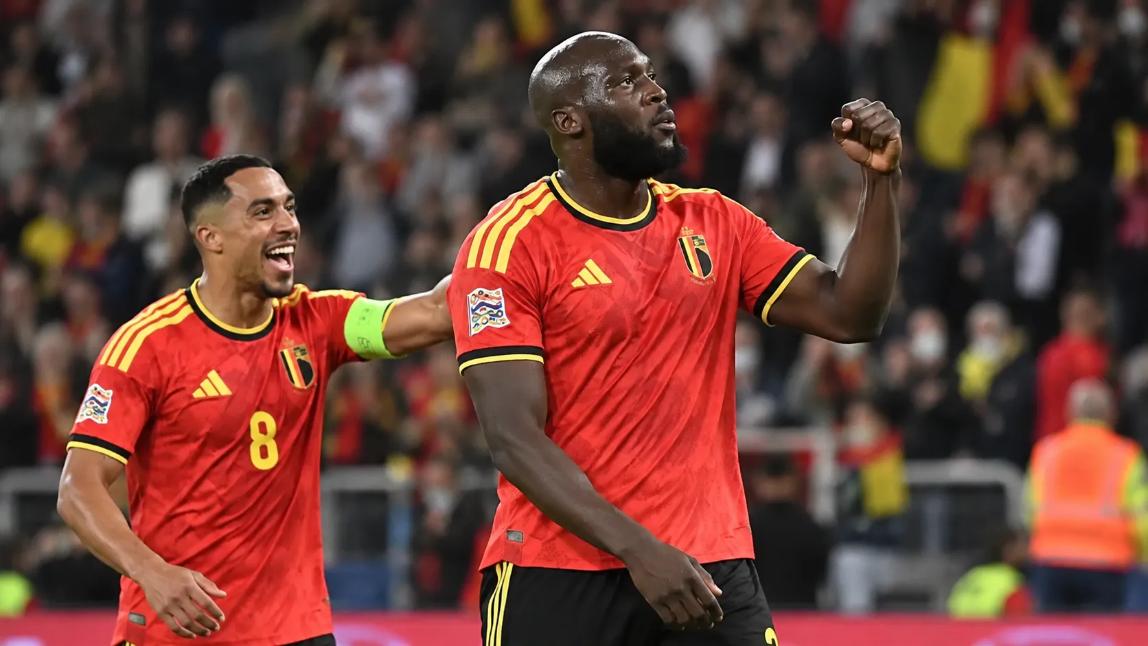 Romelu Lukaku viert op het veld in een rood Belgisch shirt naast een ploegmaat.