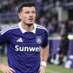 Giulian Biancone in paars Anderlecht-shirt tijdens een rustige opwarming aan de rand van het veld.