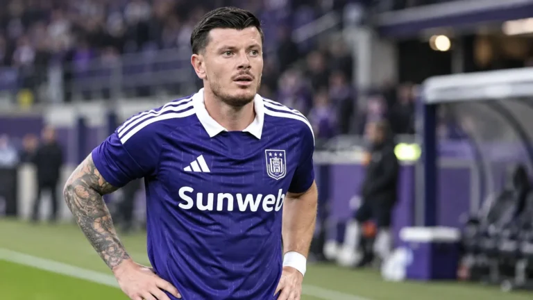 Giulian Biancone in paars Anderlecht-shirt tijdens een rustige opwarming aan de rand van het veld.