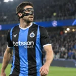 Brandon Mechele met beschermend masker in het shirt van Club Brugge op het veld.