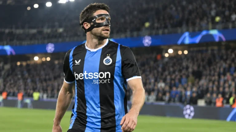 Brandon Mechele met beschermend masker in het shirt van Club Brugge op het veld.