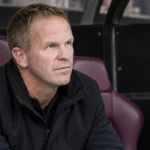 Wouter Vrancken zit rustig in de technische zone van Hearts.