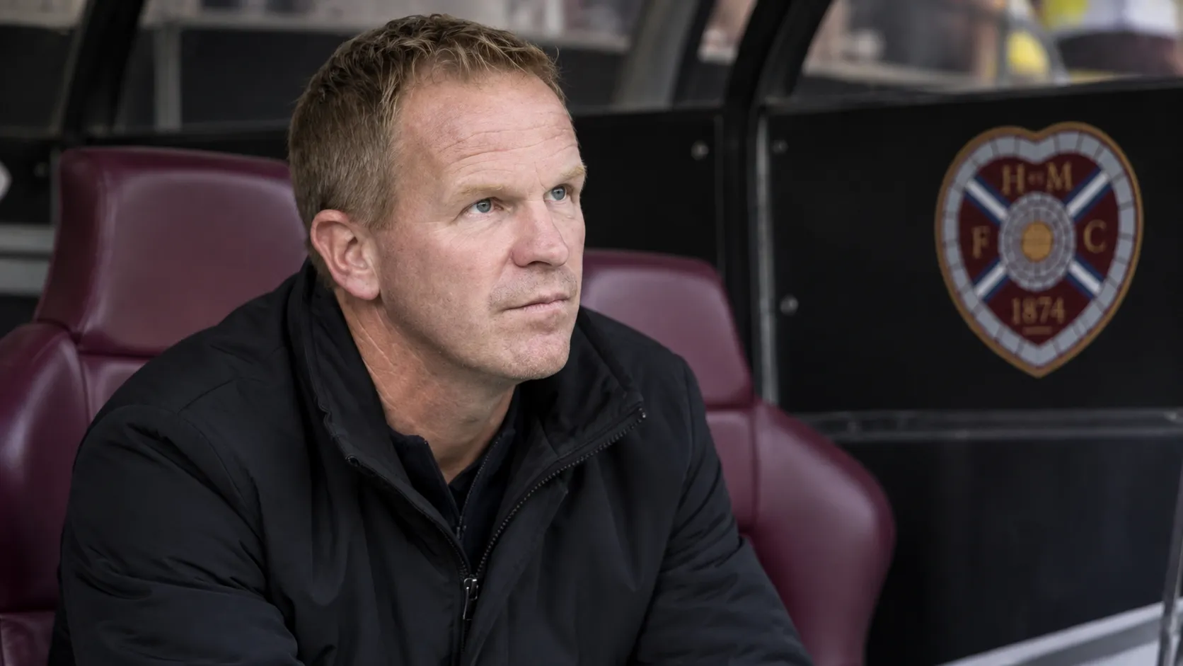 Wouter Vrancken zit rustig in de technische zone van Hearts.