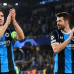 Twee spelers van Club Brugge applaudisseren na de wedstrijd voor de supporters.