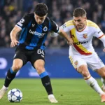 Twee voetballers van Club Brugge en RC Lens in een duel tijdens een Champions League-wedstrijd.