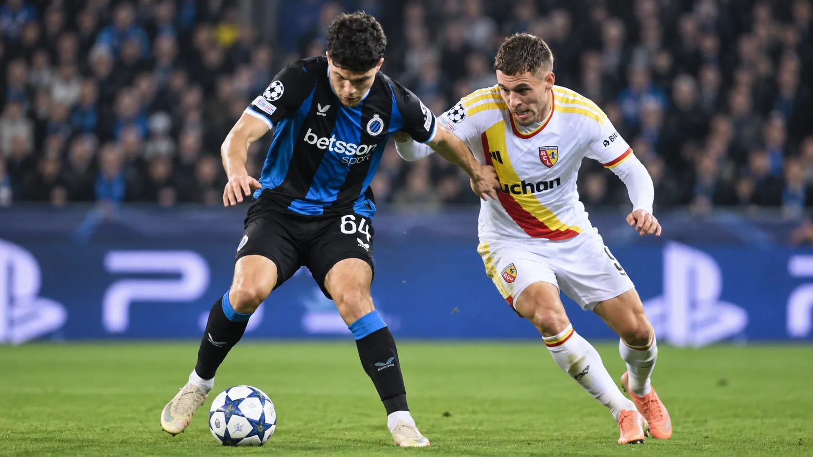 Twee voetballers van Club Brugge en RC Lens in een duel tijdens een Champions League-wedstrijd.