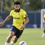 Een Union-speler in geel tijdens een training op het veld.