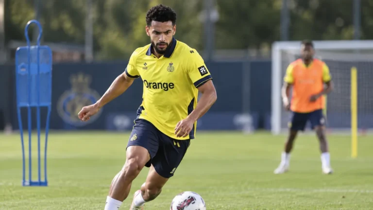 Een Union-speler in geel tijdens een training op het veld.