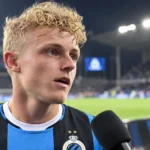 Joaquin Seys van Club Brugge tijdens een interview aan de rand van het veld.