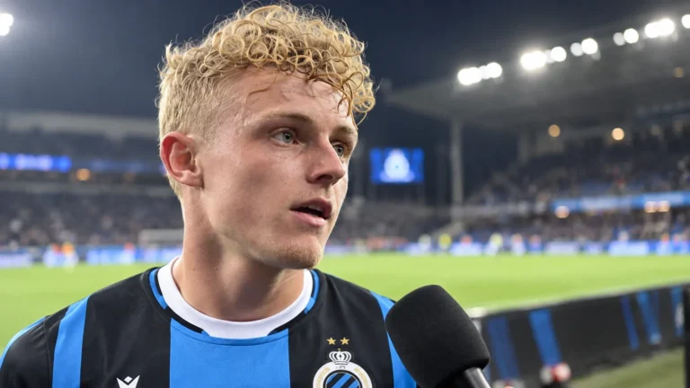 Joaquin Seys van Club Brugge tijdens een interview aan de rand van het veld.