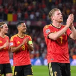 Kevin De Bruyne applaudisseert na de match samen met Belgische ploegmaats.