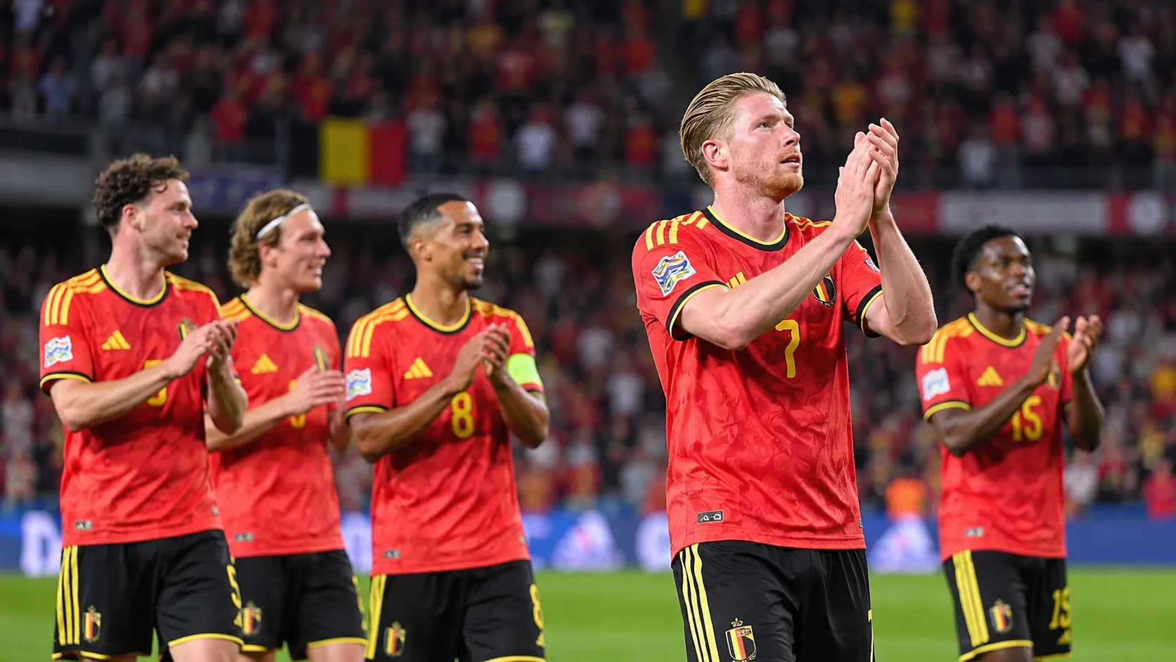 Kevin De Bruyne applaudisseert na de match samen met Belgische ploegmaats.