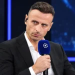 Dimitar Berbatov met een blauwe Champions League-microfoon in een televisiestudio.