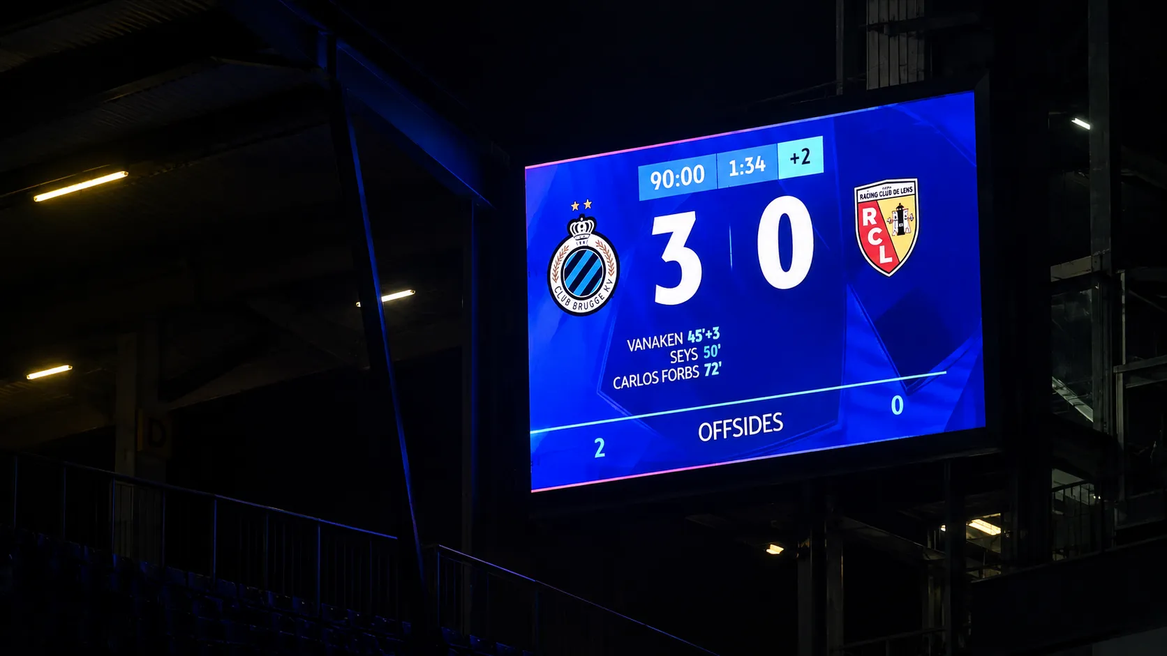 Verlichte uitslagvideowand in het Jan Breydelstadion met de 3-0-eindstand van Club Brugge tegen RC Lens.