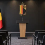 Lege mediaruimte van de KBVB met een fysiek geïntegreerd embleem op de achterwand.