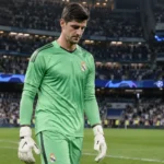 Thibaut Courtois in doelmanstenue van Real Madrid op het veld van het Bernabéu na een wedstrijd.