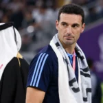 Lionel Scaloni in donkerblauwe sportkleding tijdens een evenement in een stadion.