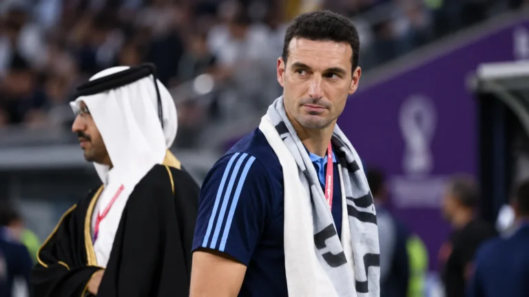 Lionel Scaloni in donkerblauwe sportkleding tijdens een evenement in een stadion.