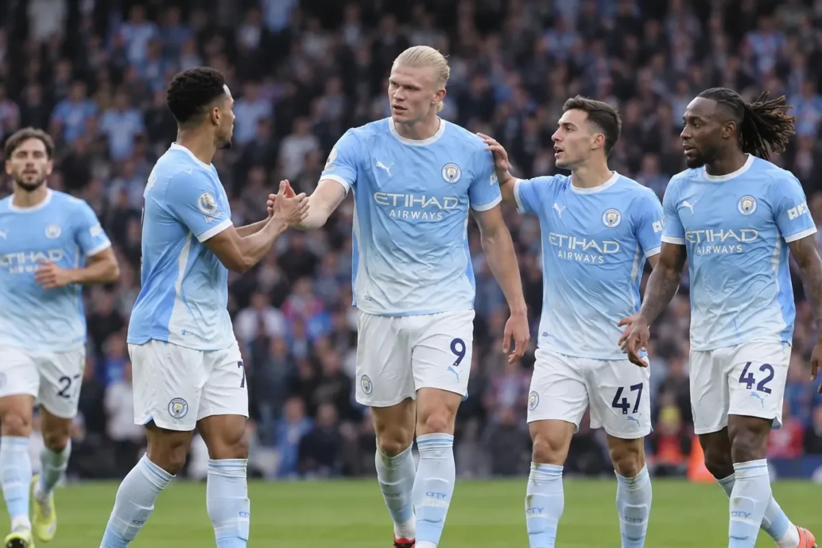 Een groep Manchester City-spelers in lichtblauwe tenues op het veld.