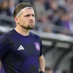 Adriano Bertaccini van Anderlecht staat klaar langs de zijlijn.