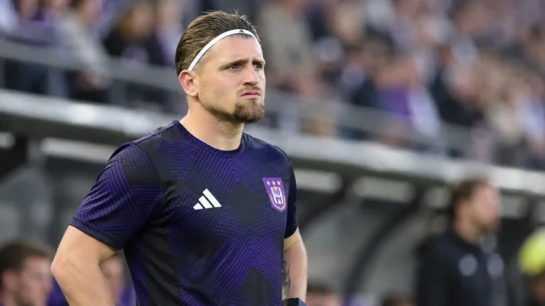 Adriano Bertaccini van Anderlecht staat klaar langs de zijlijn.