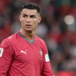 Cristiano Ronaldo in een rood shirt tijdens een interland van Portugal.