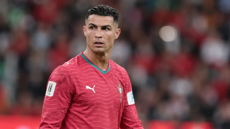 Cristiano Ronaldo in een rood shirt tijdens een interland van Portugal.