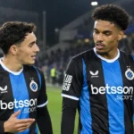 Twee Club Brugge-spelers wandelen samen over het veld na de wedstrijd.