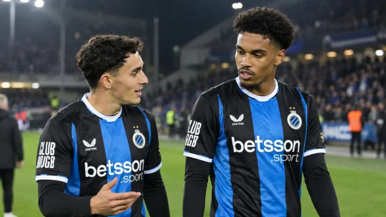 Twee Club Brugge-spelers wandelen samen over het veld na de wedstrijd.