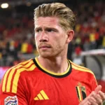 Kevin De Bruyne in het rode shirt van België op het veld na een wedstrijd.