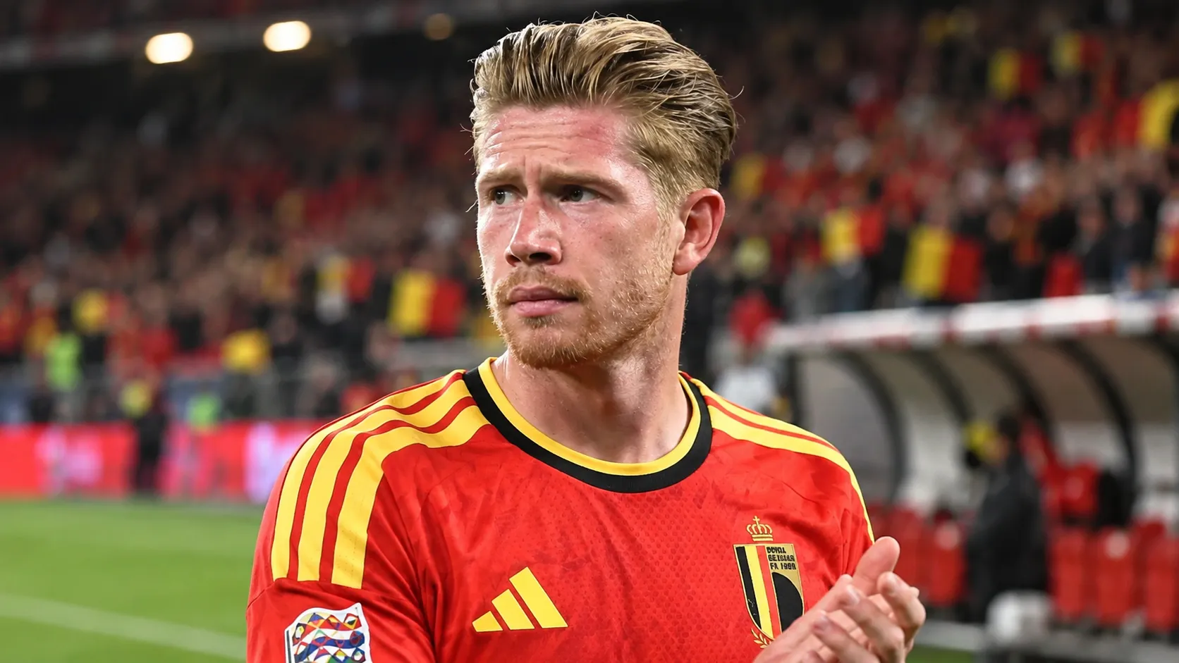 Kevin De Bruyne in het rode shirt van Belgiƫ op het veld na een wedstrijd.
