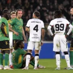 Spelers van OH Leuven en hun tegenstanders tijdens een wedstrijdonderbreking op het veld.