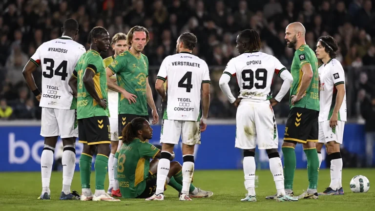Spelers van OH Leuven en hun tegenstanders tijdens een wedstrijdonderbreking op het veld.