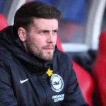 Fabian Hürzeler zit als Brighton-trainer op de dug-outbank.