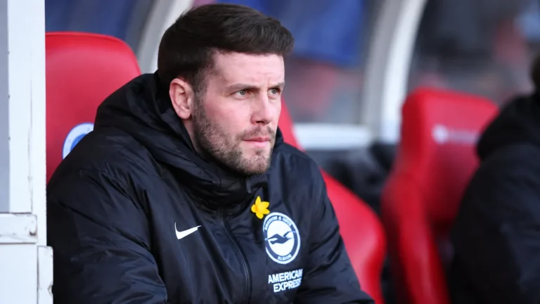 Fabian Hürzeler zit als Brighton-trainer op de dug-outbank.